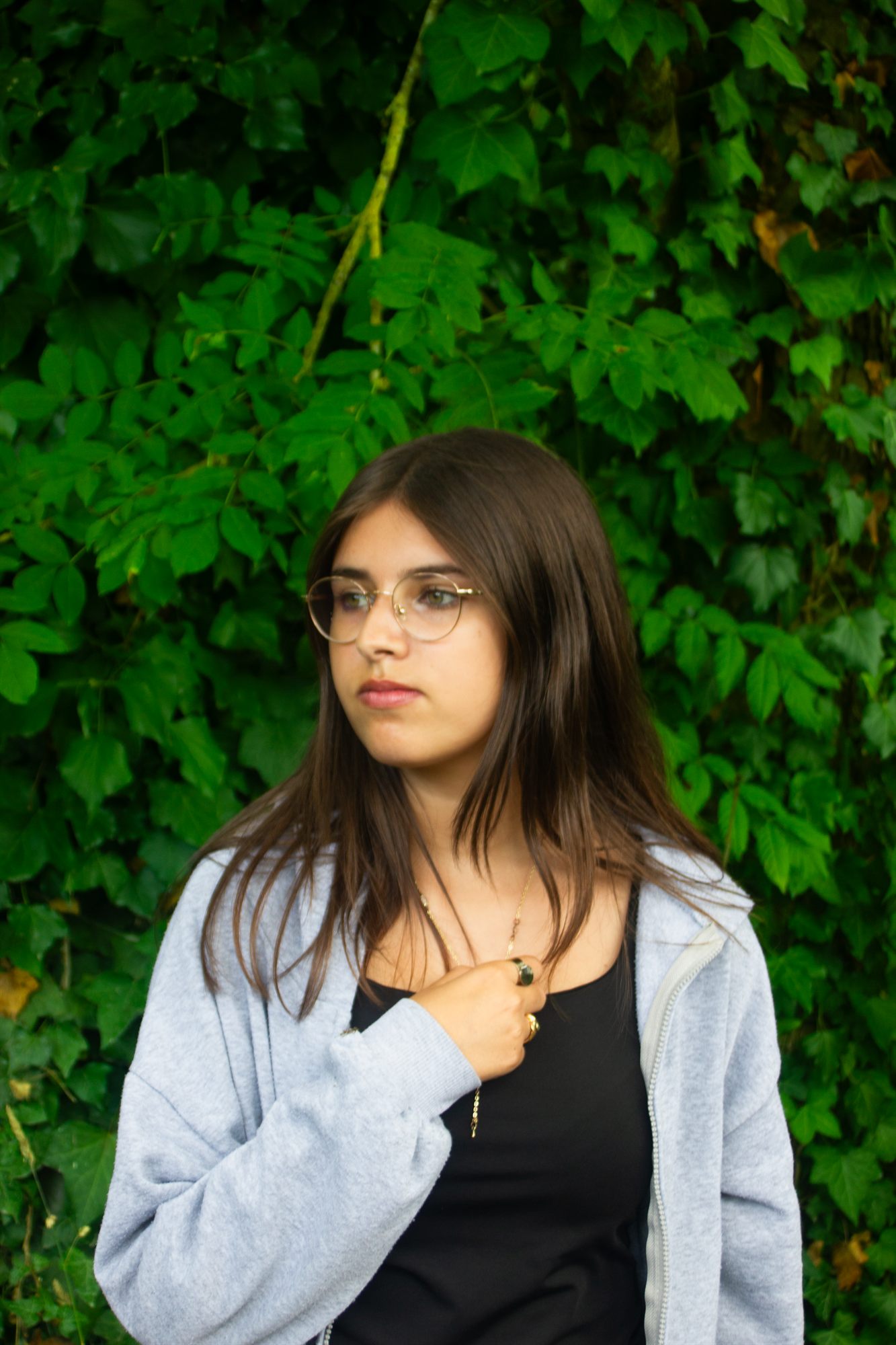 Portrait devant un mur de lierre