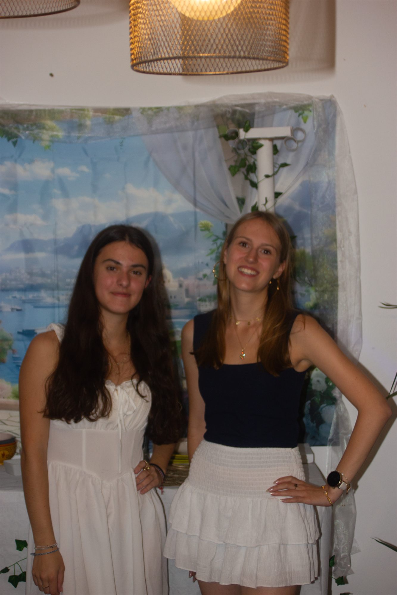 Duo en tenues blanches