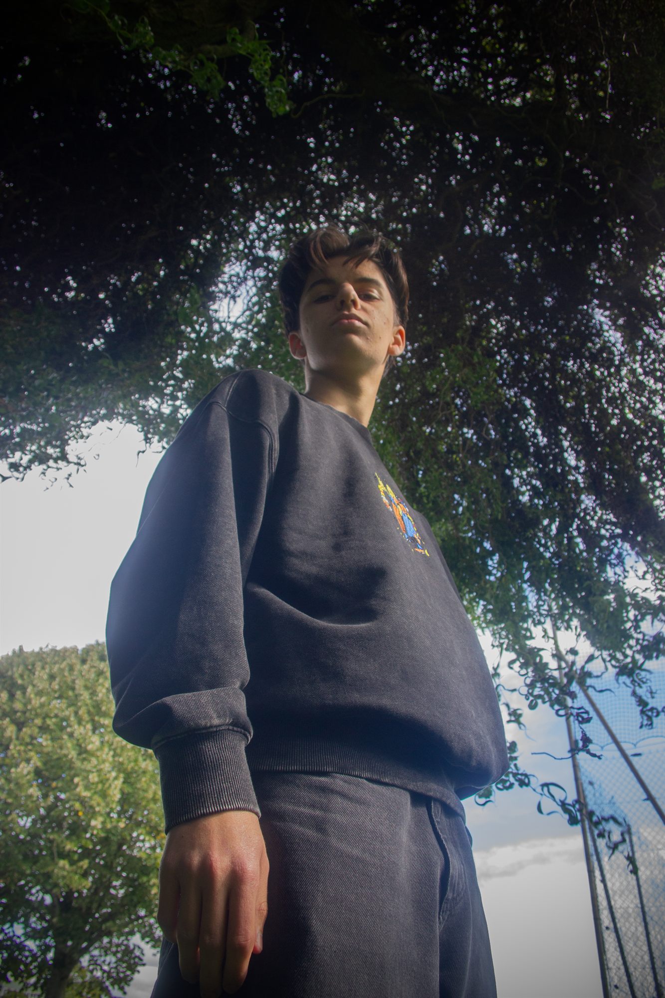 Portrait streetwear en contre-plongée