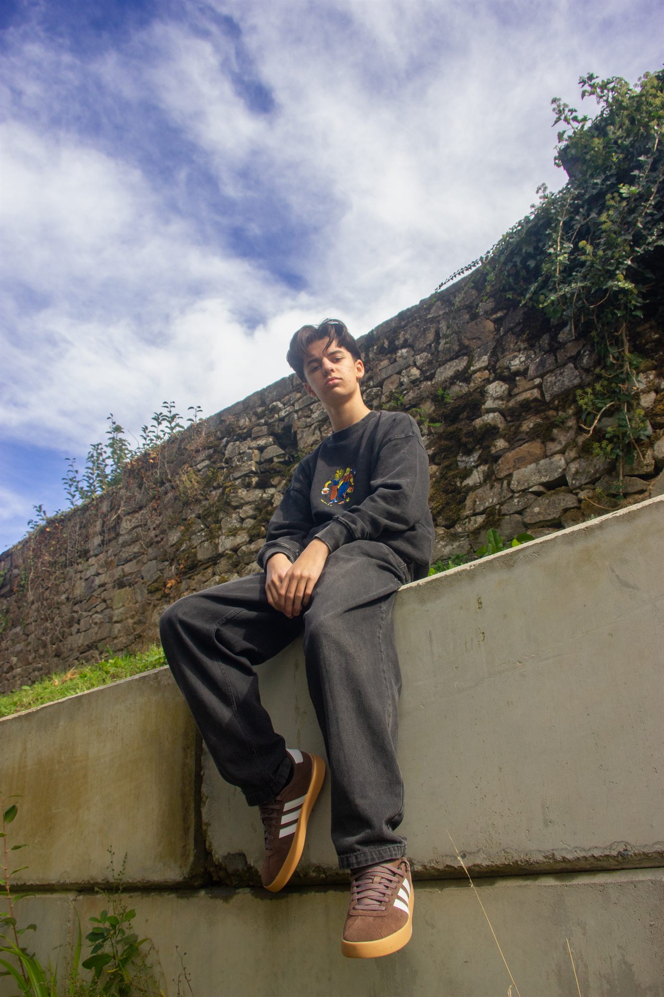 Portrait assis sur un muret