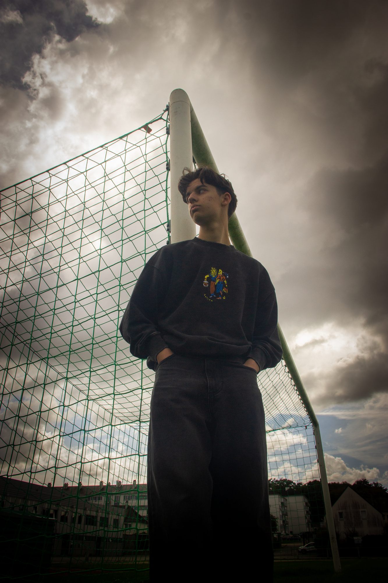 Portrait sous un ciel dramatique