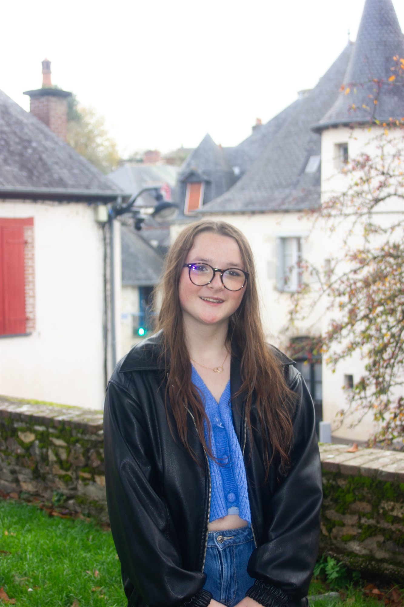 Portrait dans un village en pierre