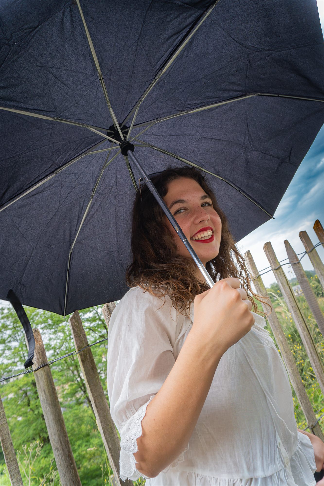 Portrait sous un parapluie