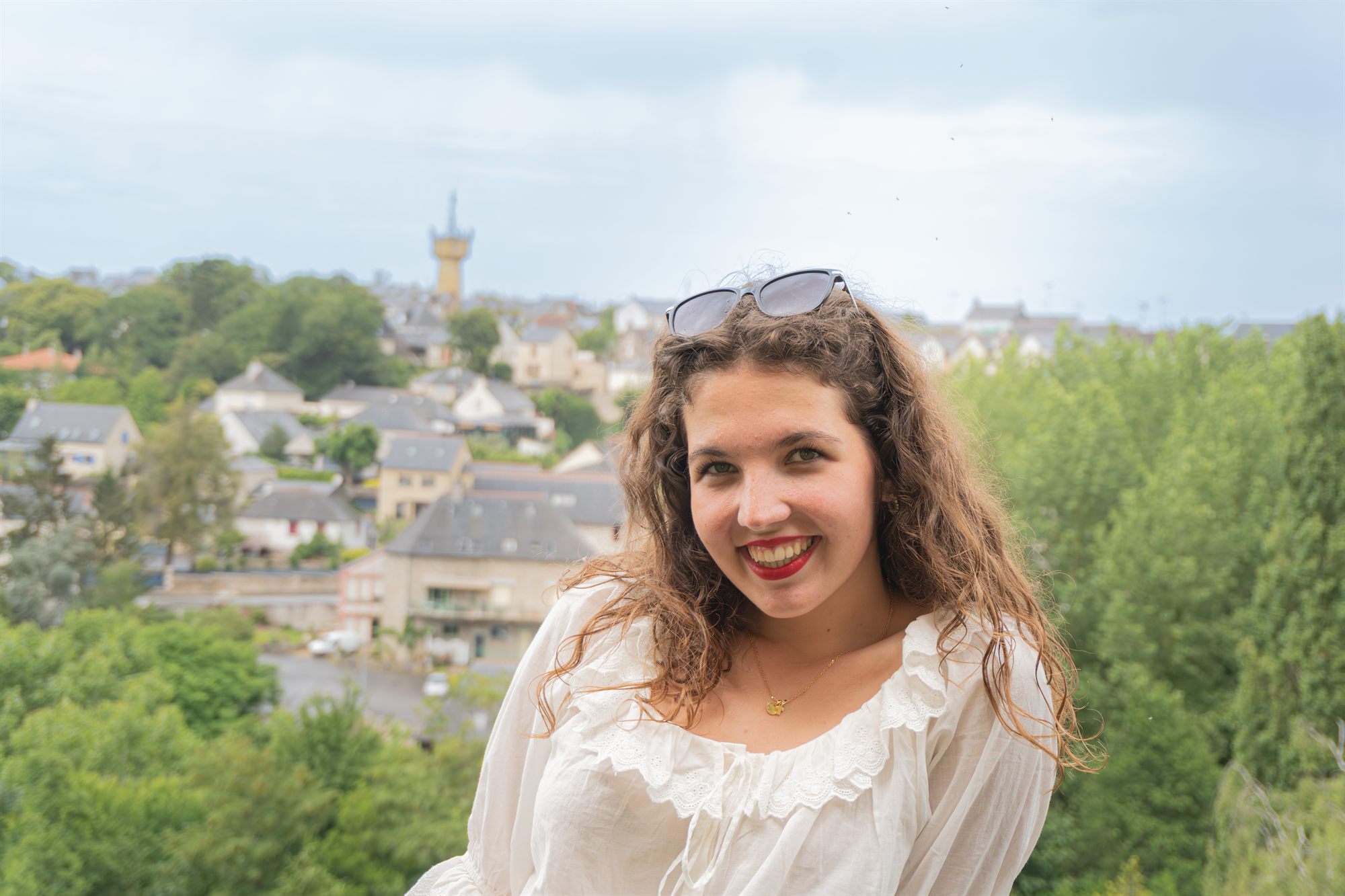 Portrait souriant devant un panorama