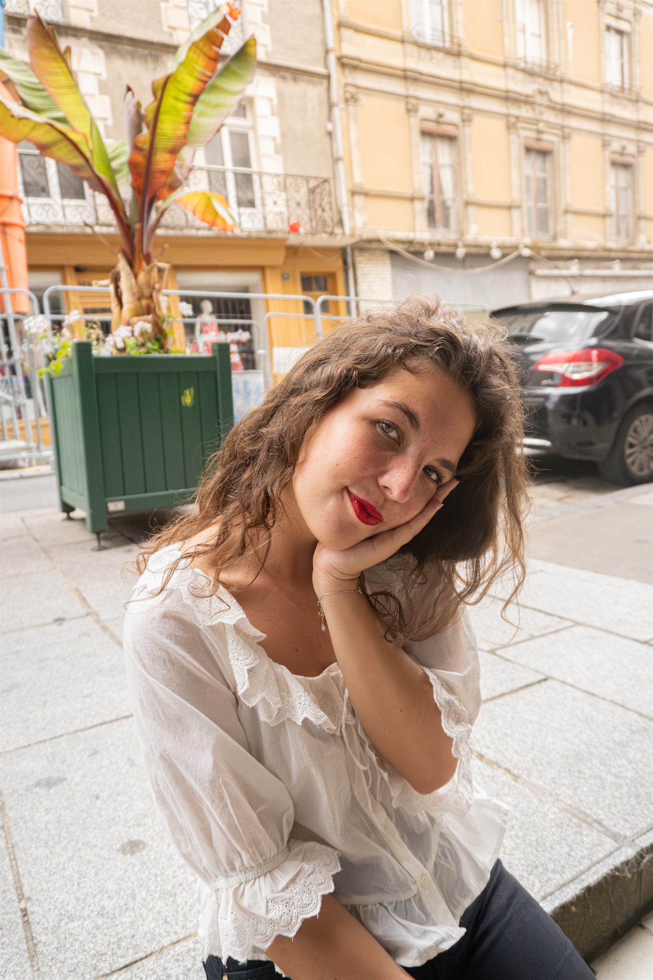Portrait en chemise blanche dans la rue