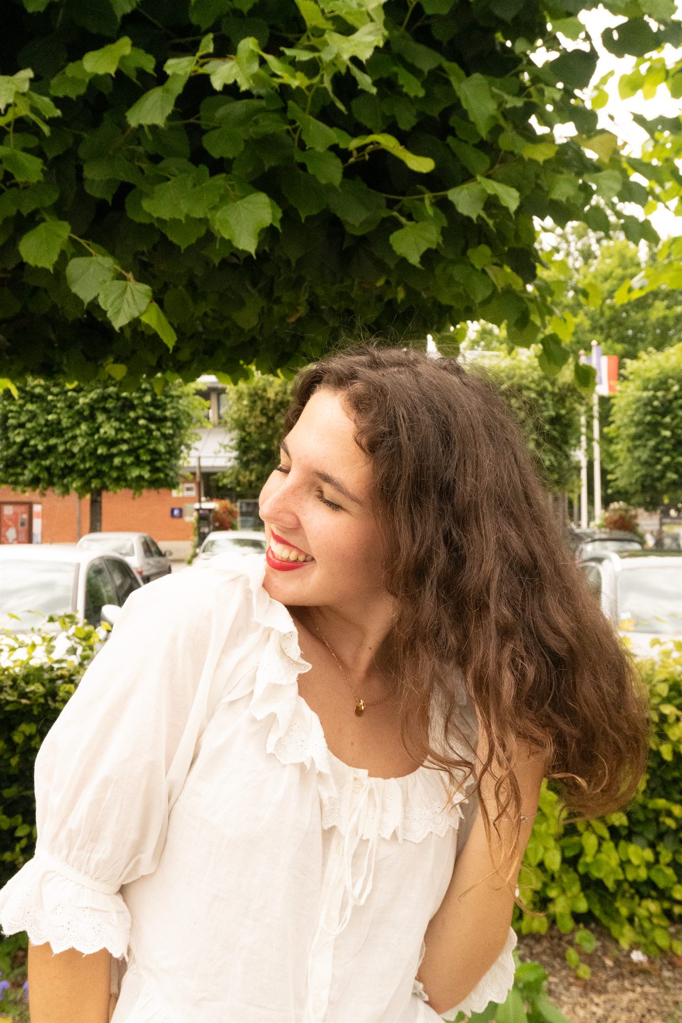 Portrait de profil sous les arbres