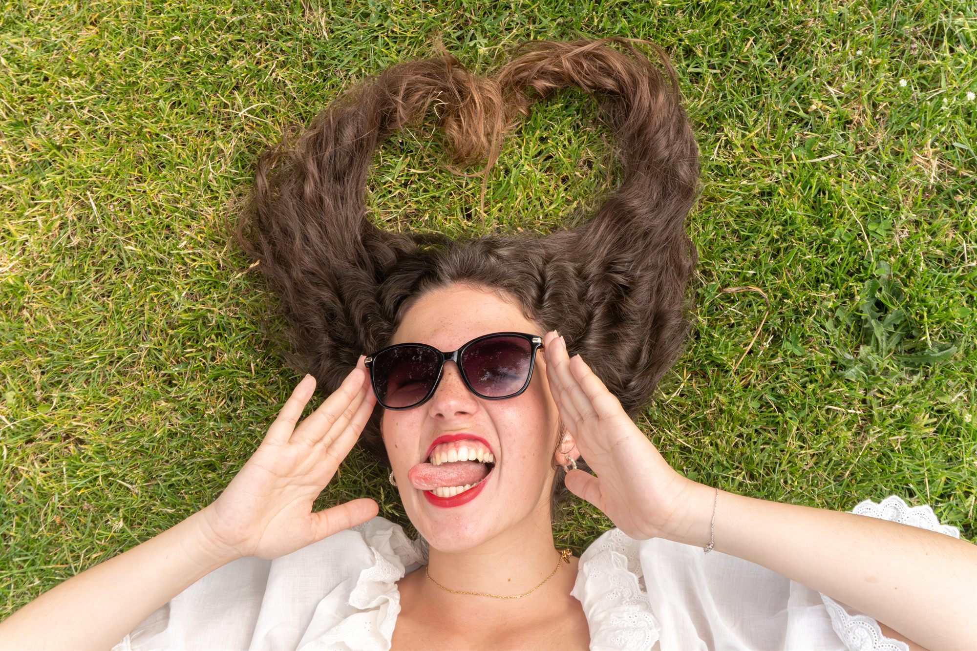 Portrait allongé dans l'herbe, cheveux en cœur