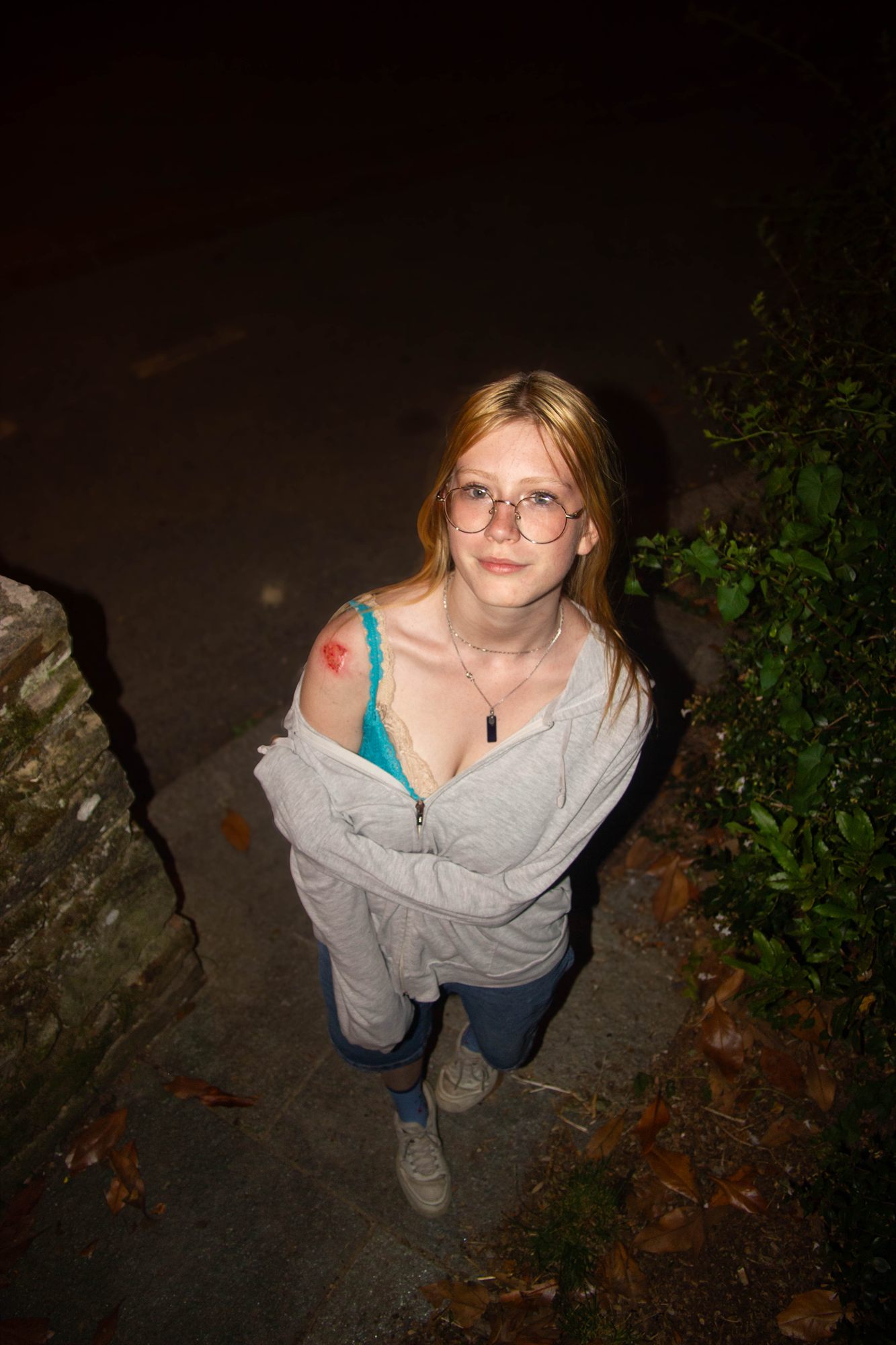 Portrait nocturne dans une ruelle