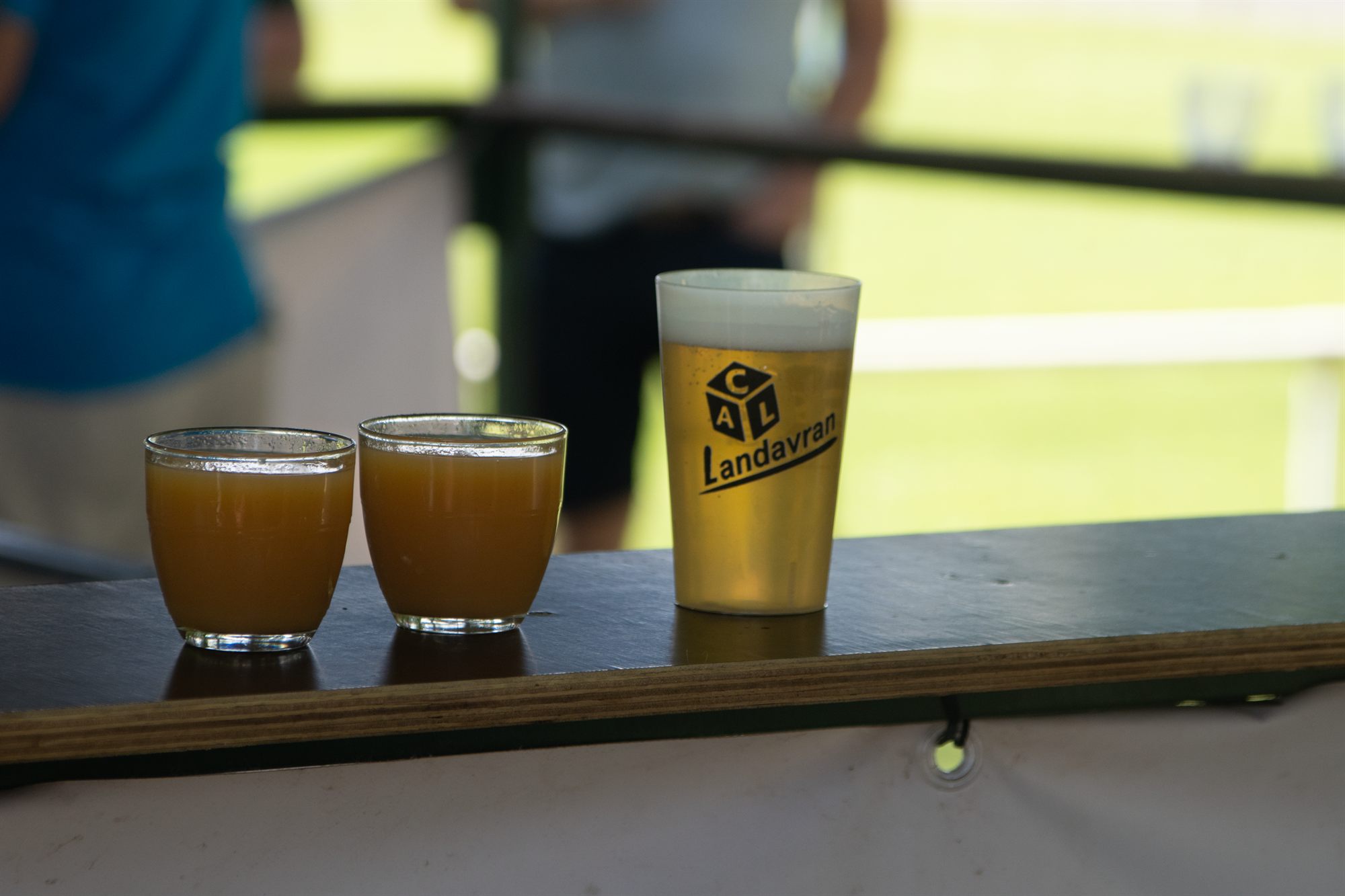 Verres de bière sur le comptoir de la buvette