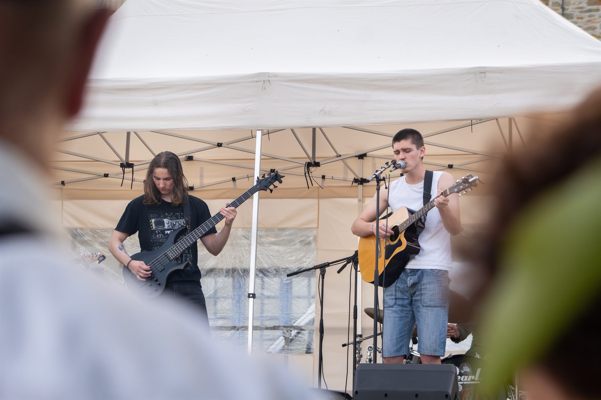 Groupe de musique en concert sous un barnum