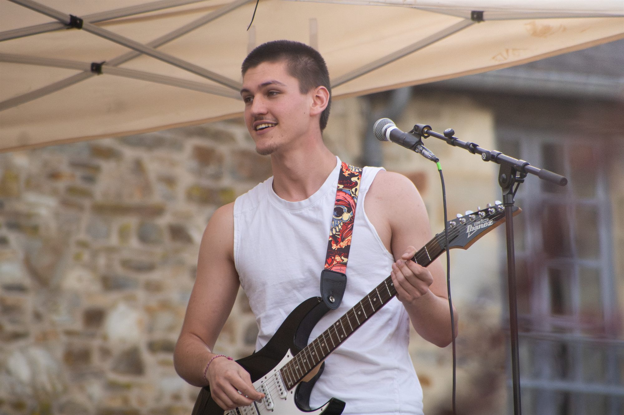 Guitariste souriant sur scène