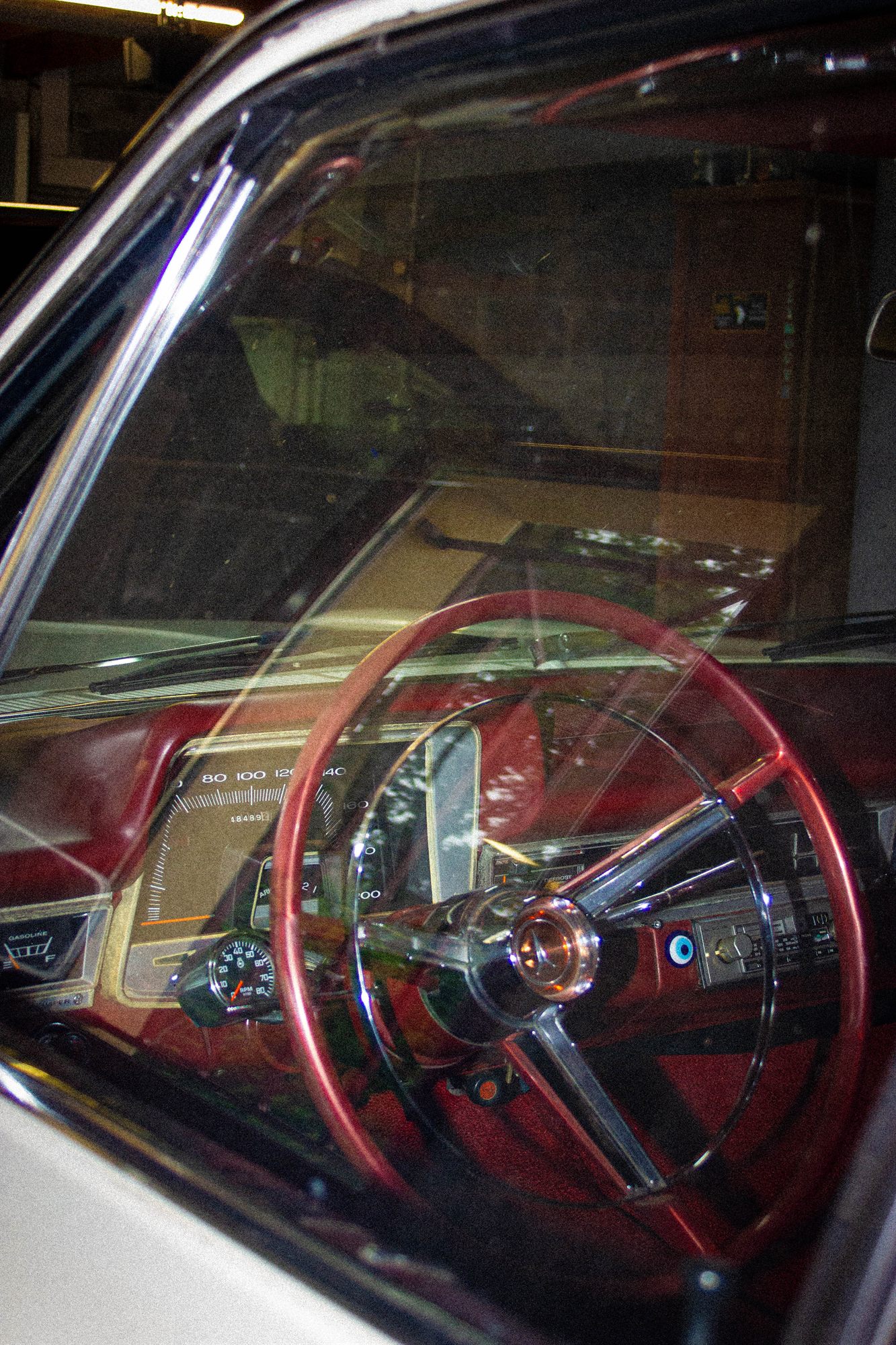 Volant rouge d'une voiture américaine vintage